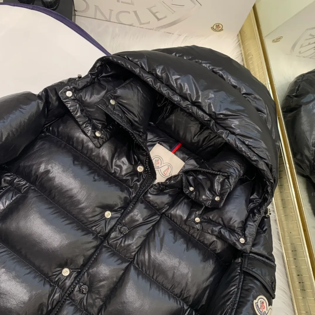 P390 Moncler/ 2026 70 、 。 DNA ， ， 。 Classic ， 、 。 Classic 70 。 Quality， 90 ，Premium Quality ， ，Black ！ Sizes M-3XL